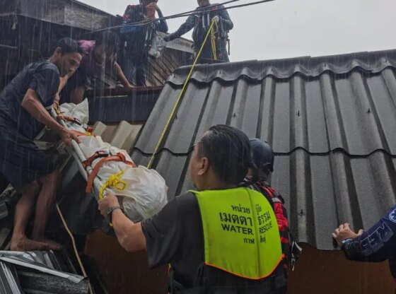 Rescuers carry the body of a victim from his home in Songkhla, Thailand.