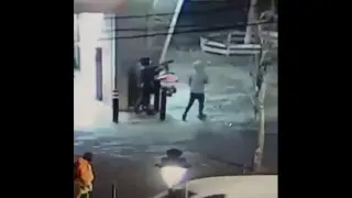 Moment in which the two suspects shoot with Kalashnikov rifles in the Brussels metro.