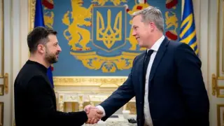 Ukrainian President Volodymyr Zelensky welcomes US Army Secretary Daniel Driscoll before their meeting on November 20.
