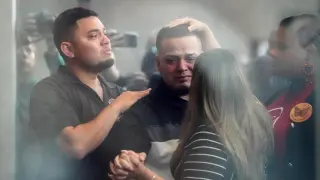 Kilmar Abrego holds the hand of his wife Jennifer Vásquez before surrendering to ICE agents in Baltimore.