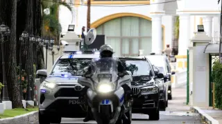 The caravan guarding the head of the US Joint Chiefs of Staff, General Dan Caine, upon his arrival at the Diplomatic Center in Port of Spain (Trinidad and Tobago).