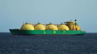 LNG ship that transports LNG (liquefied natural gas).