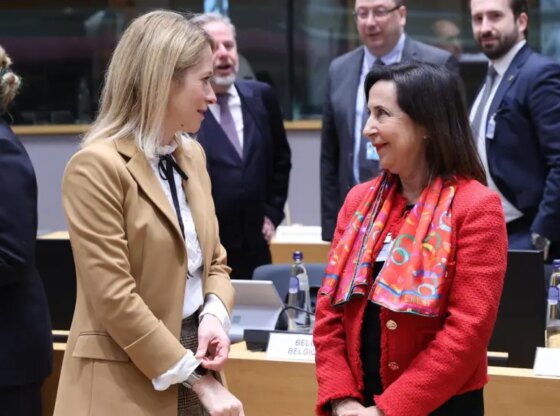 The Minister of Defense, Margarita Robles, talks with the head of EU diplomacy, Kaja Kallas, during the meeting this Monday in Brussels