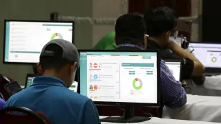 A man observes the partial results of the presidential elections in Tegucigalpa (Honduras).