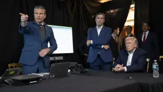 From left to right, US Secretary of Defense, Pete Hegseth; CIA Director John Ratcliffe and US President Donald Trump observe the US military operation in Venezuela from Trump's Mar a Lago resort in Palm Beach (Florida).