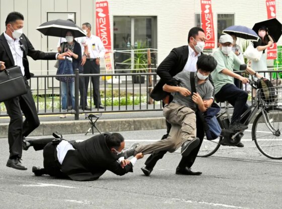 The alleged murderer of Shinzo Abe, being arrested by police forces this Friday after the attack on the former Japanese prime minister.