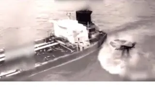 Moment in which a US Coast Guard helicopter boards the oil tanker Olina.