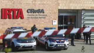 The Mossos d'Esquadra and the Civil Guard at the door of the IRTA-CReSA laboratory in Bellatera (Barcelona).