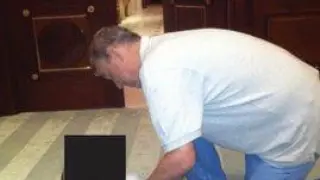 Prince Andrew with an unarmed young woman on the ground, one of the files revealed by the United States Department of Justice related to the 'Epstein case'.